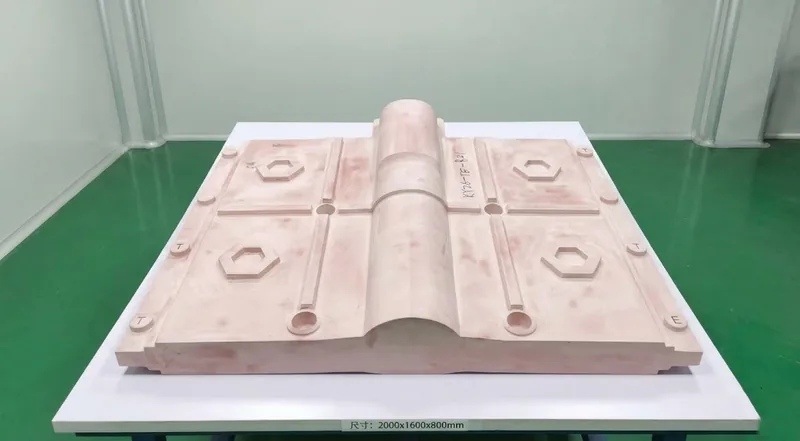 Medium-sized mold with complex surfaces